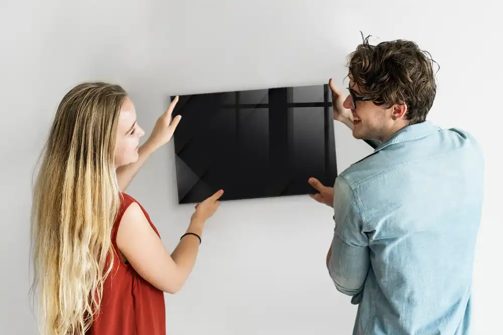 Magnetická psací tabule s tmavým vzorem na zeď