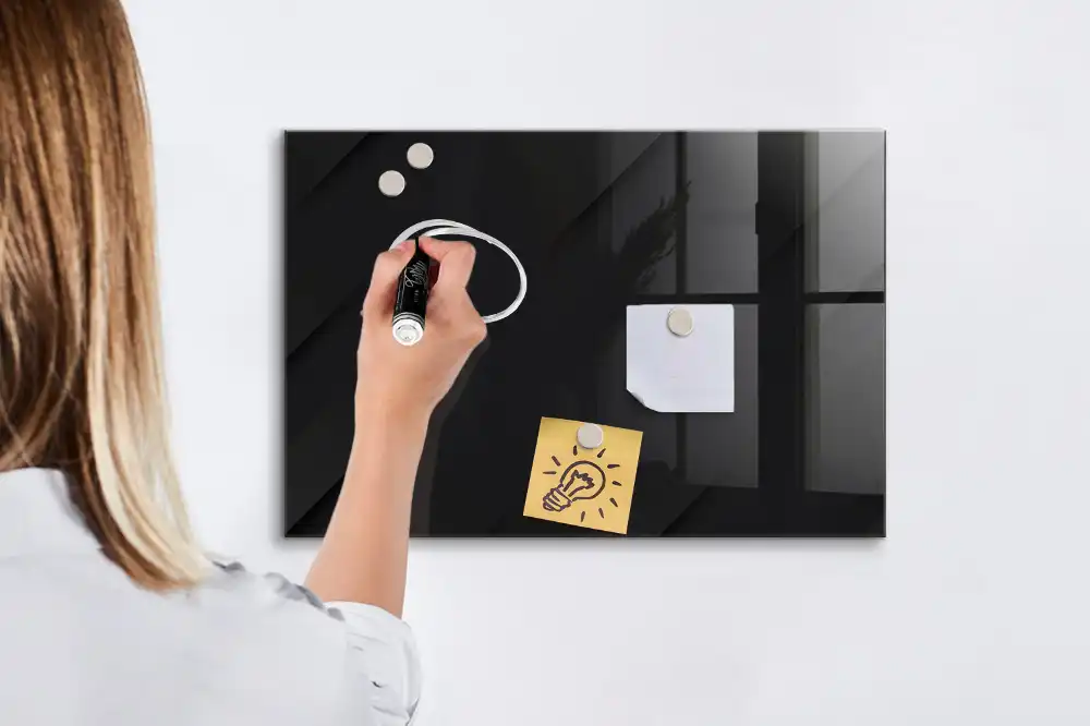 Magnetická psací tabule s tmavým vzorem na zeď