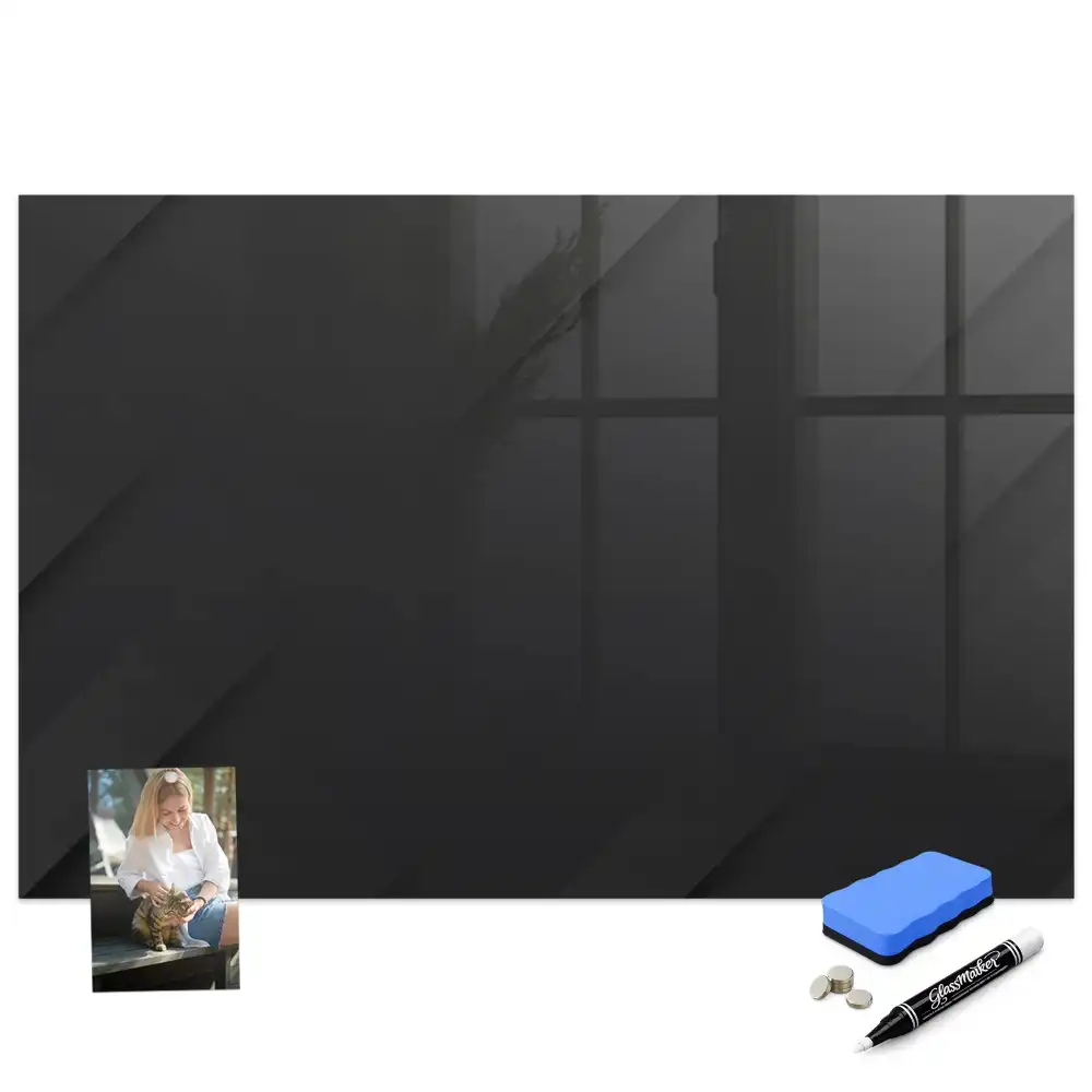 Magnetická psací tabule s tmavým vzorem na zeď