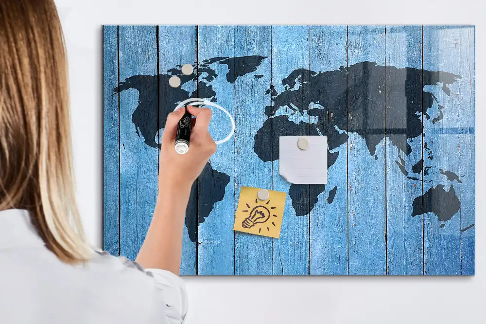 Magnetická psací tabule mapa světa na dřevě