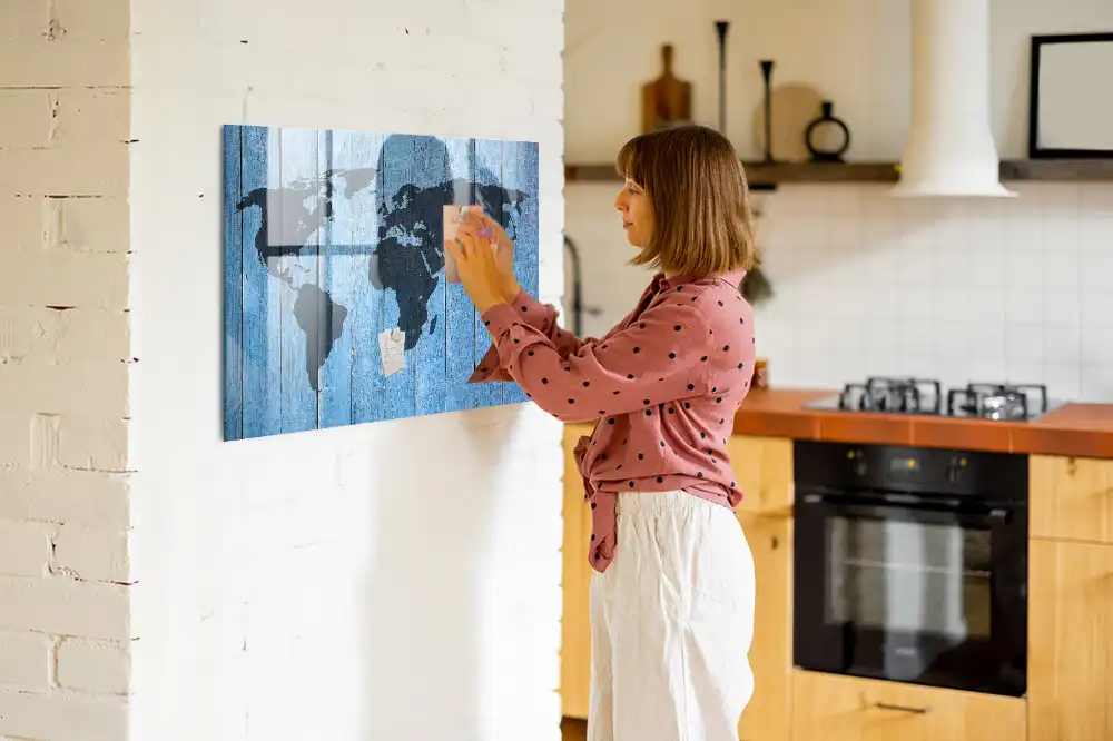 Magnetická psací tabule mapa světa na dřevě