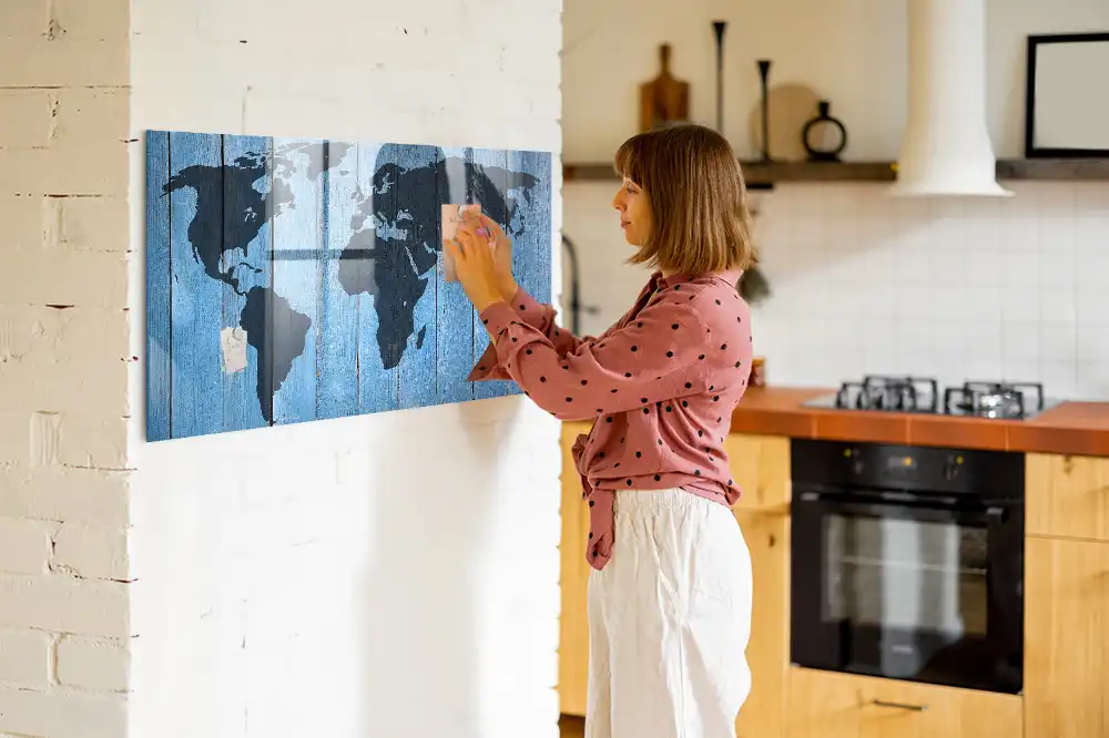 Magnetická psací tabule mapa světa na dřevě