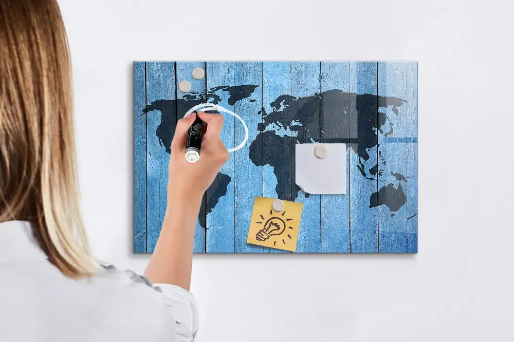 Magnetická psací tabule mapa světa na dřevě