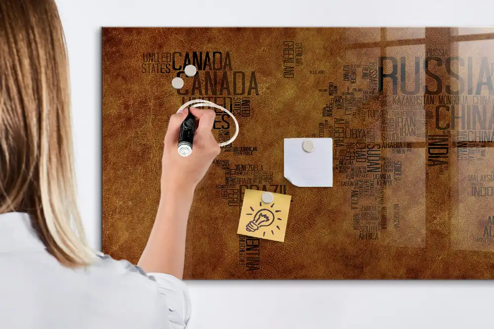 Magnetická kreslící tabule s mapou světa a názvy zemí