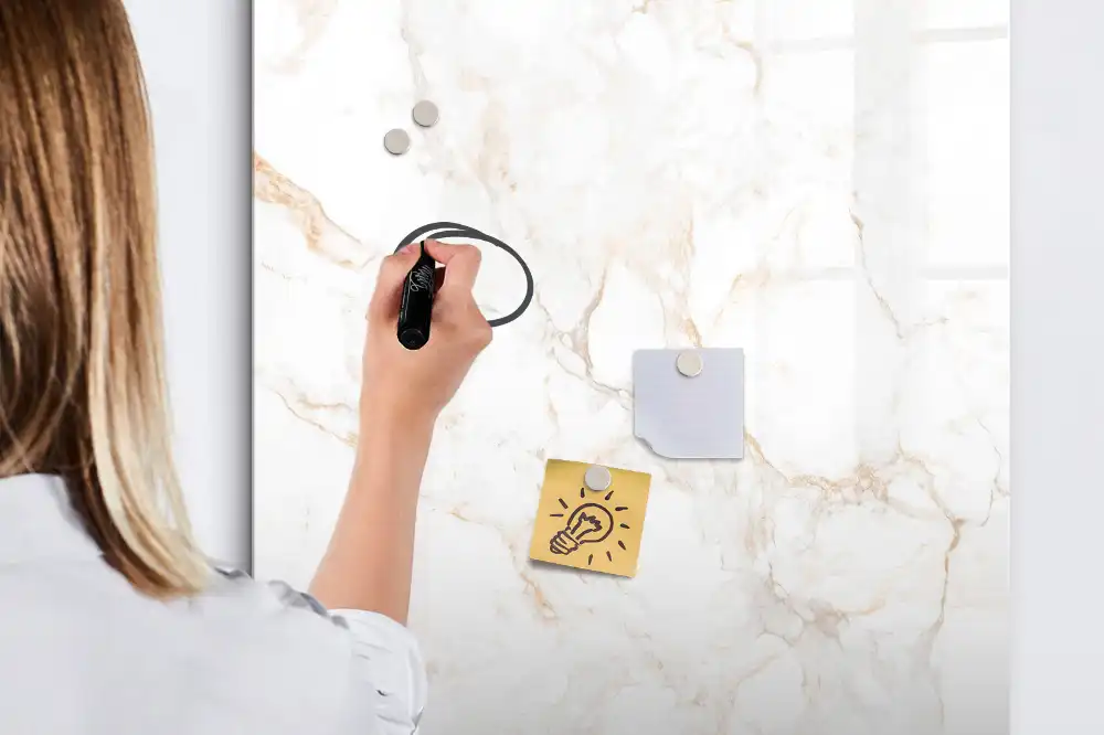 Magnetická popisovací tabule s elegantním mramorovým designem