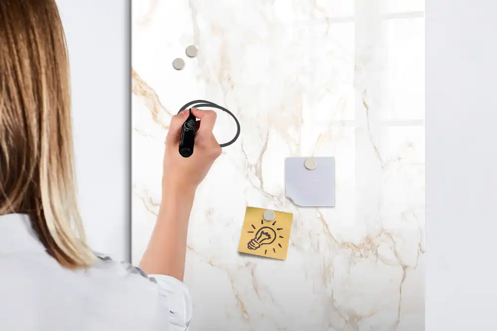 Magnetická popisovací tabule s elegantním mramorovým designem