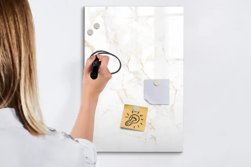 Magnetická popisovací tabule s elegantním mramorovým designem