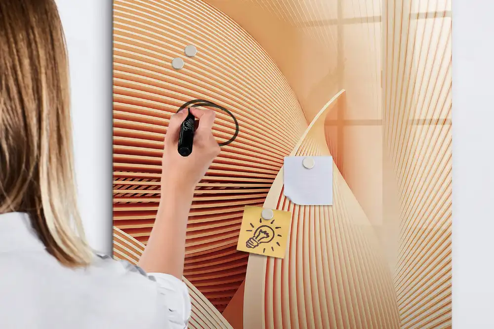 Magnetická psací tabule s abstraktním vlnitým vzorem