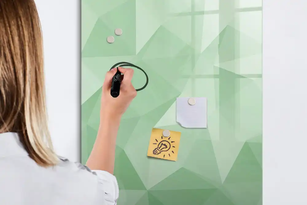 Magnetická popisovací tabule ve tvaru trojúhelníku