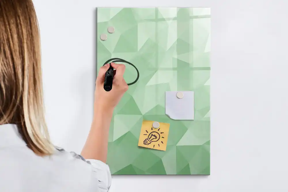 Magnetická popisovací tabule ve tvaru trojúhelníku