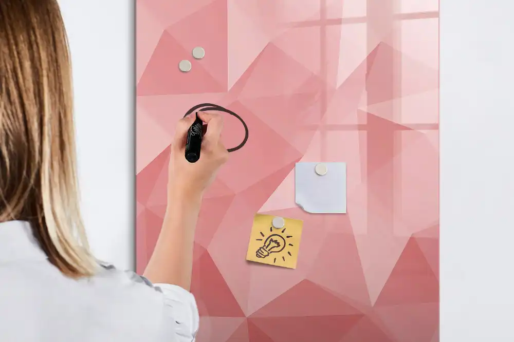 Magnetická kreslící tabule s motivem abstraktních trojúhelníků