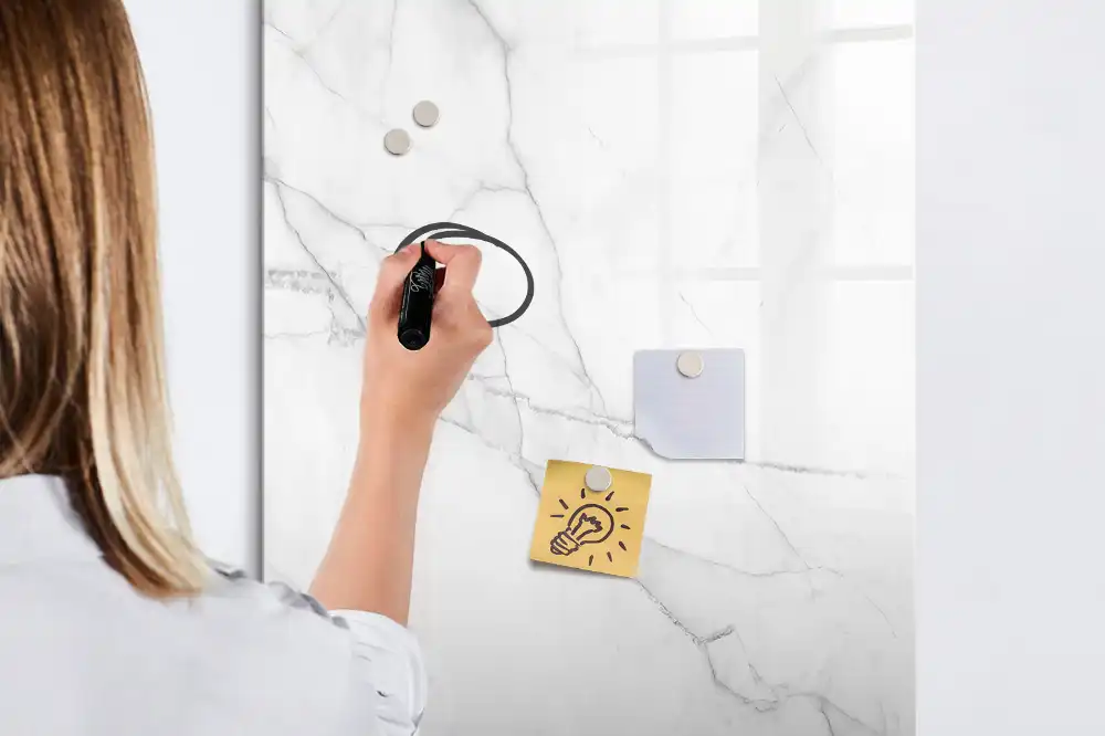 Magnetická psací tabule v elegantním mramorovém designu
