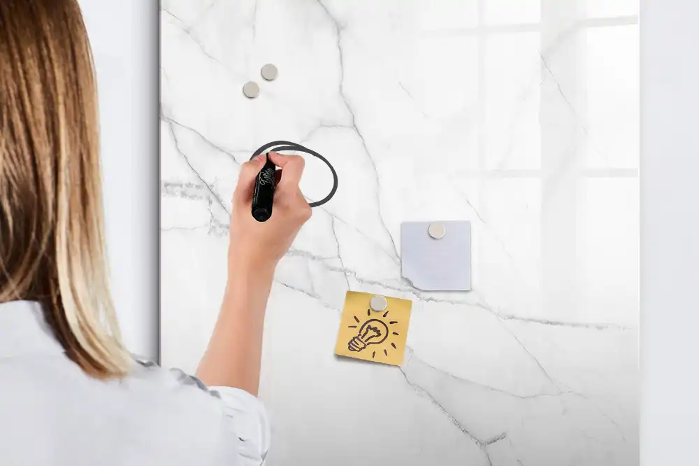 Magnetická psací tabule v elegantním mramorovém designu