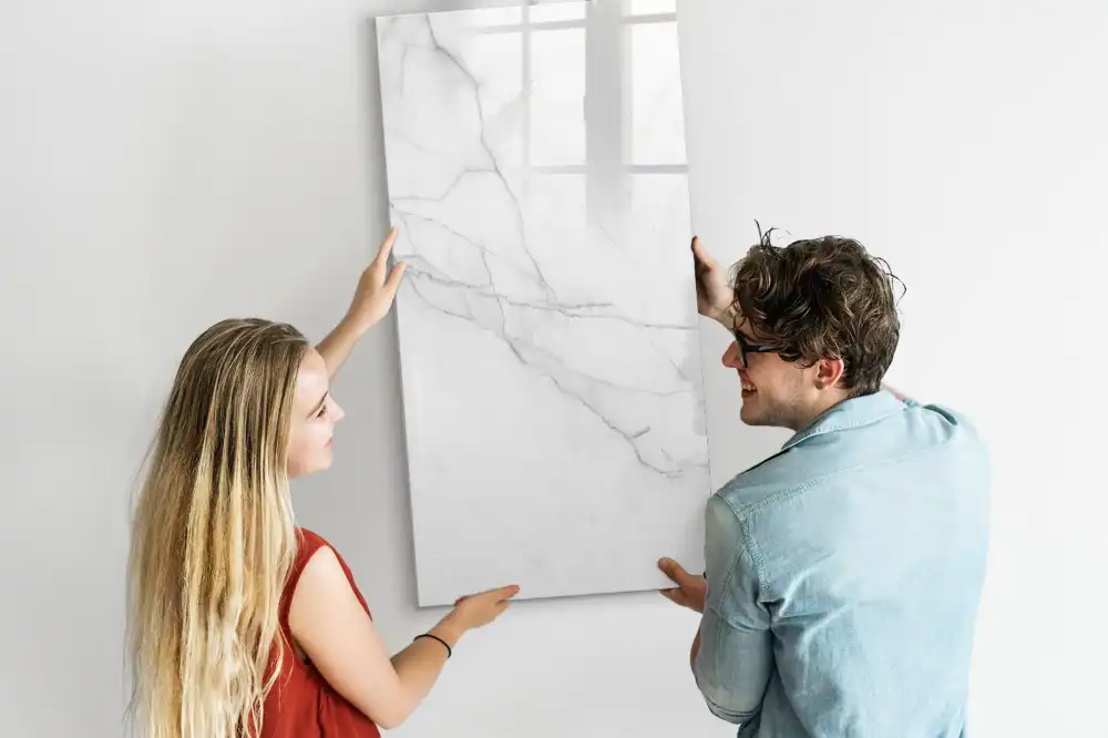 Magnetická psací tabule v elegantním mramorovém designu