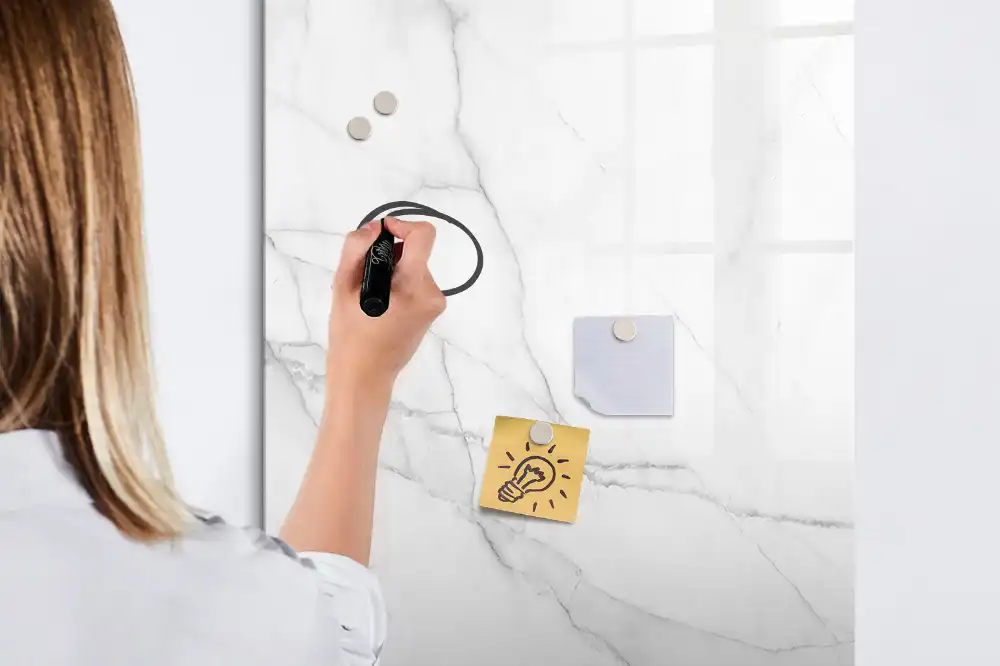 Magnetická psací tabule v elegantním mramorovém designu