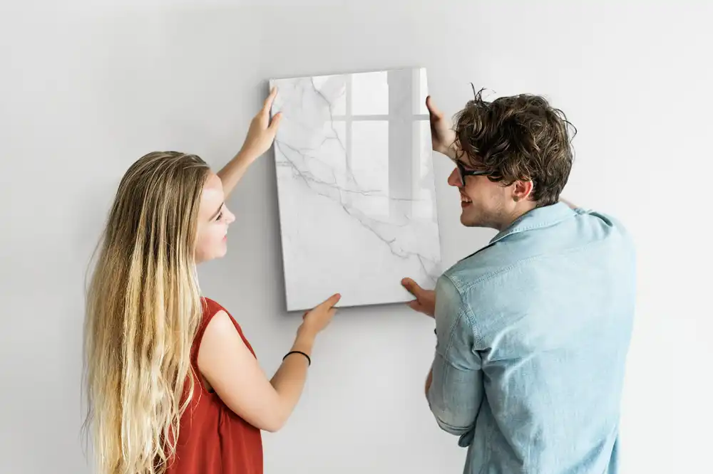 Magnetická psací tabule v elegantním mramorovém designu