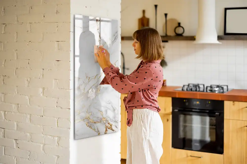 Dekorativní magnetická psací tabule v designu mramoru
