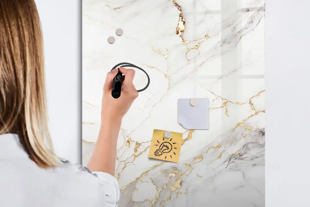 Dekorativní magnetická psací tabule v designu mramoru