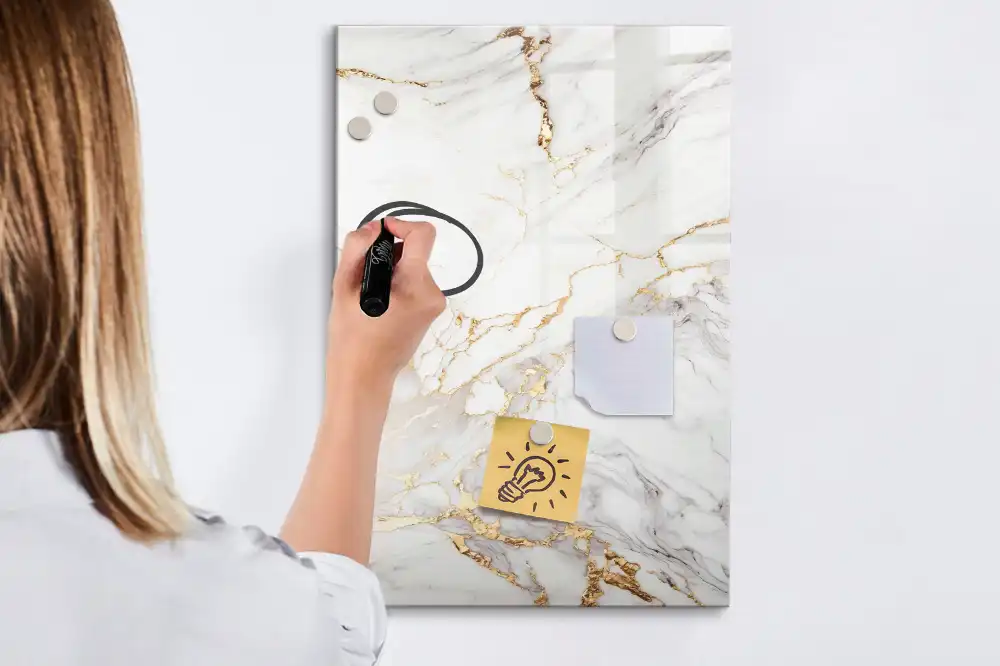 Dekorativní magnetická psací tabule v designu mramoru