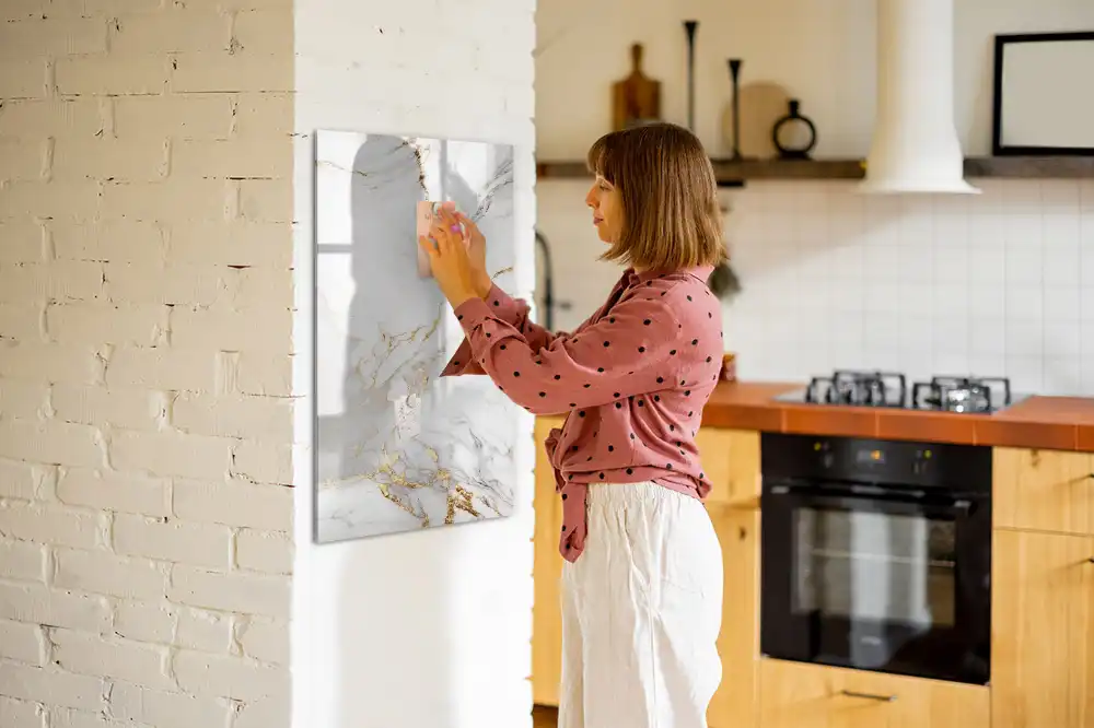 Dekorativní magnetická psací tabule v designu mramoru