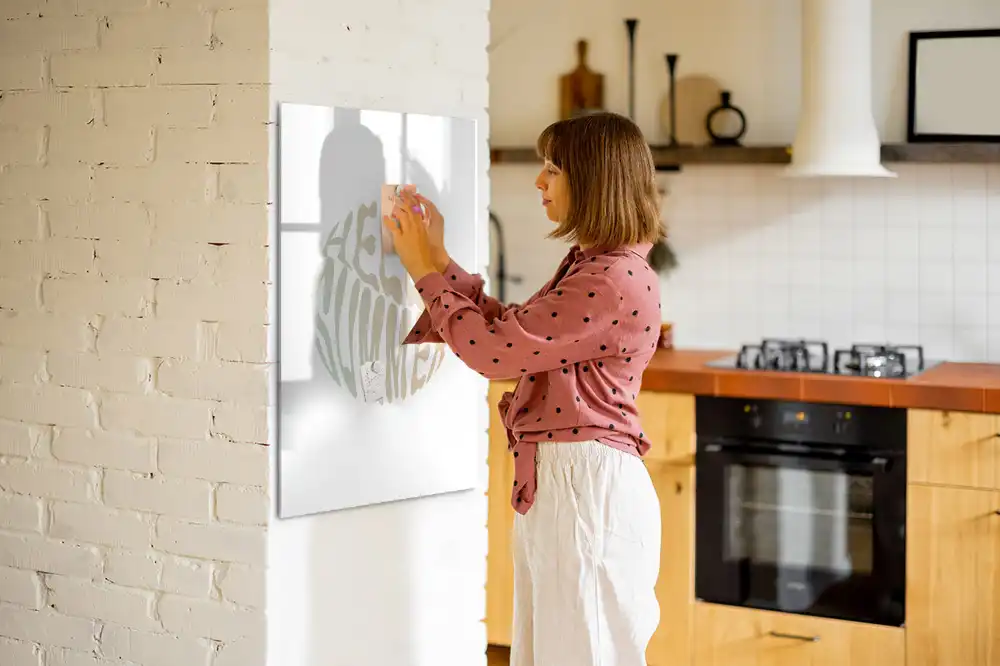 Magnetická popisovací tabule s nápisem Ahoj léto