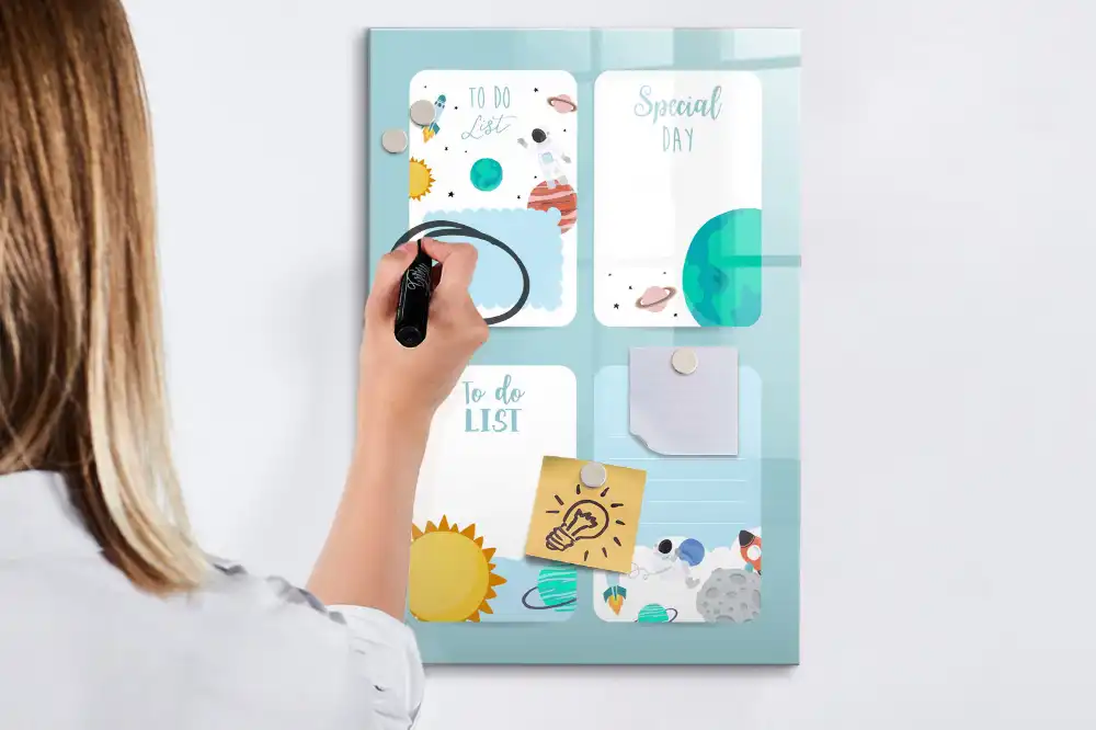 Magnetická psací tabule s motivem vesmírného kalendáře