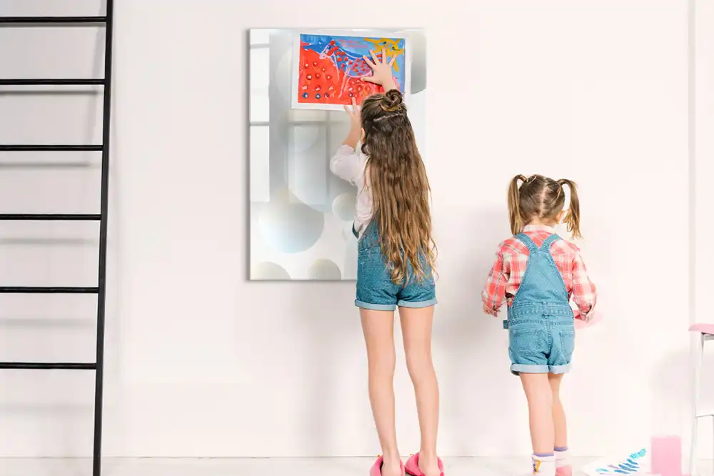 Magnetická popisovací tabule s abstraktním motivem míčků