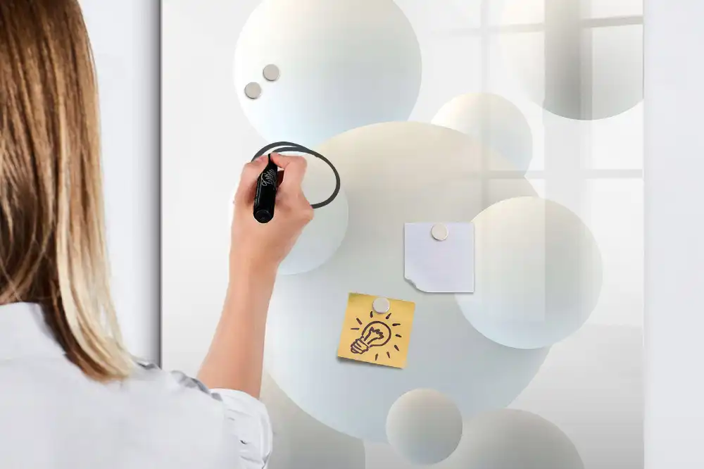 Magnetická popisovací tabule s abstraktním motivem míčků