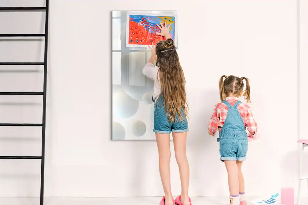Magnetická popisovací tabule s abstraktním motivem míčků