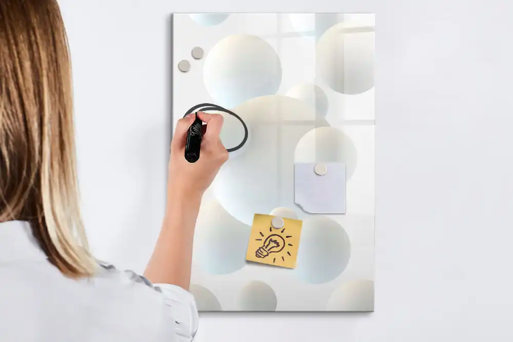 Magnetická popisovací tabule s abstraktním motivem míčků