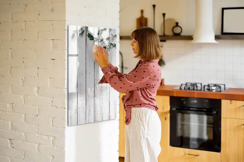 Magnetická popisovací tabule s dřevěným rámem