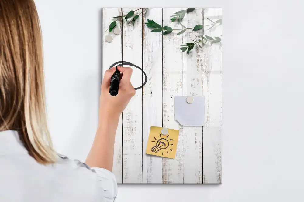 Magnetická popisovací tabule s dřevěným rámem