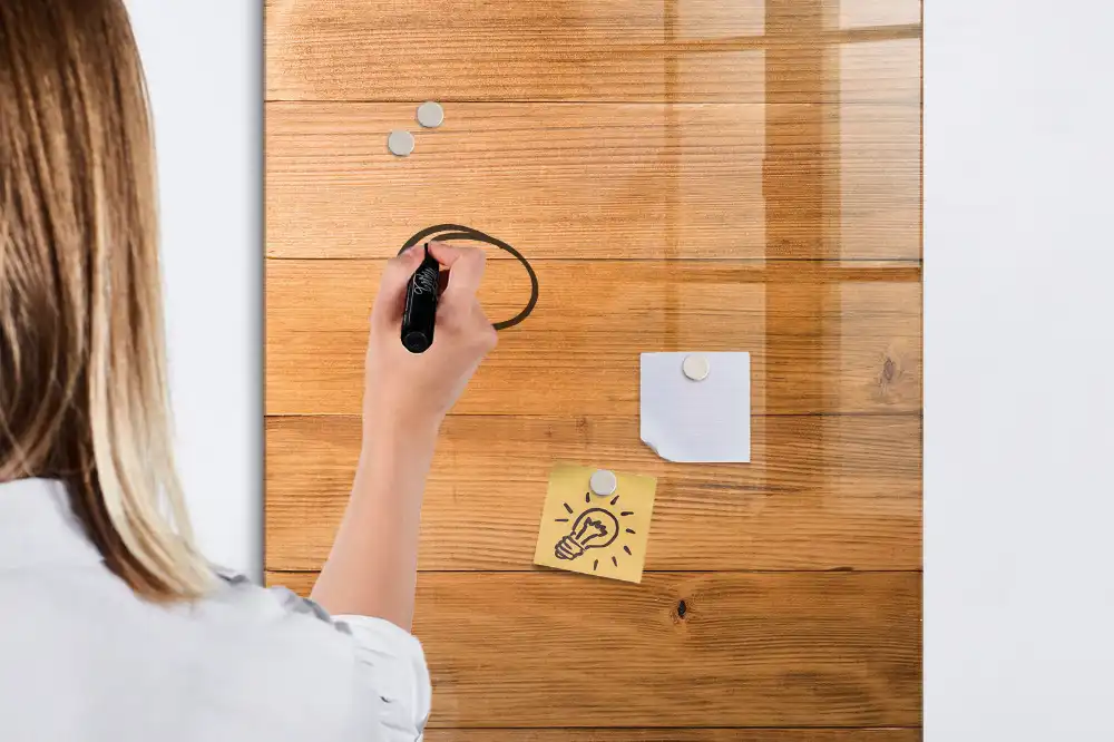 Magnetická psací tabule s dřevěným rámem pro montáž na stěnu