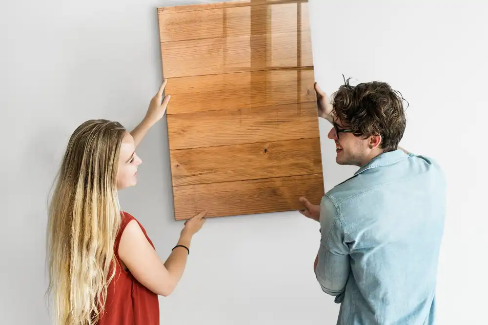 Magnetická psací tabule s dřevěným rámem pro montáž na stěnu