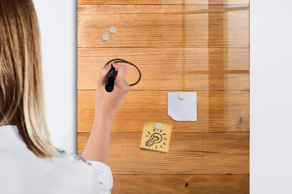 Magnetická psací tabule s dřevěným rámem pro montáž na stěnu
