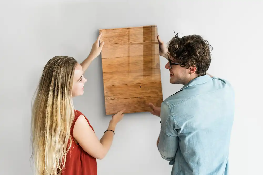 Magnetická psací tabule s dřevěným rámem pro montáž na stěnu