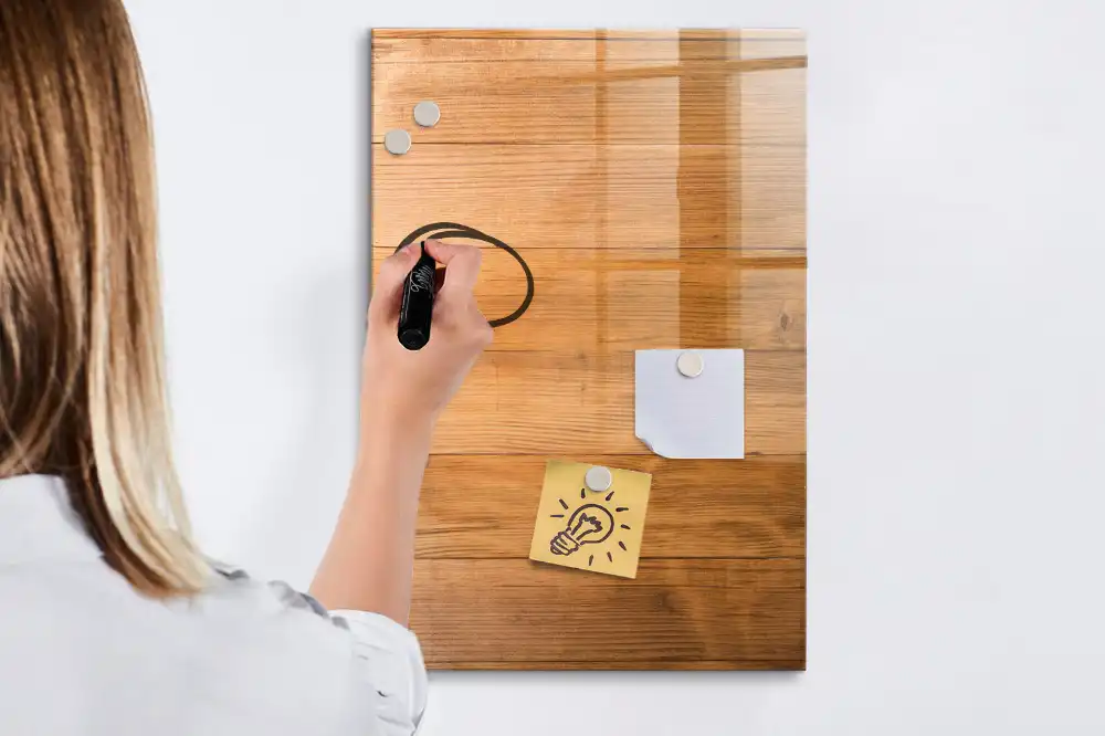 Magnetická psací tabule s dřevěným rámem pro montáž na stěnu