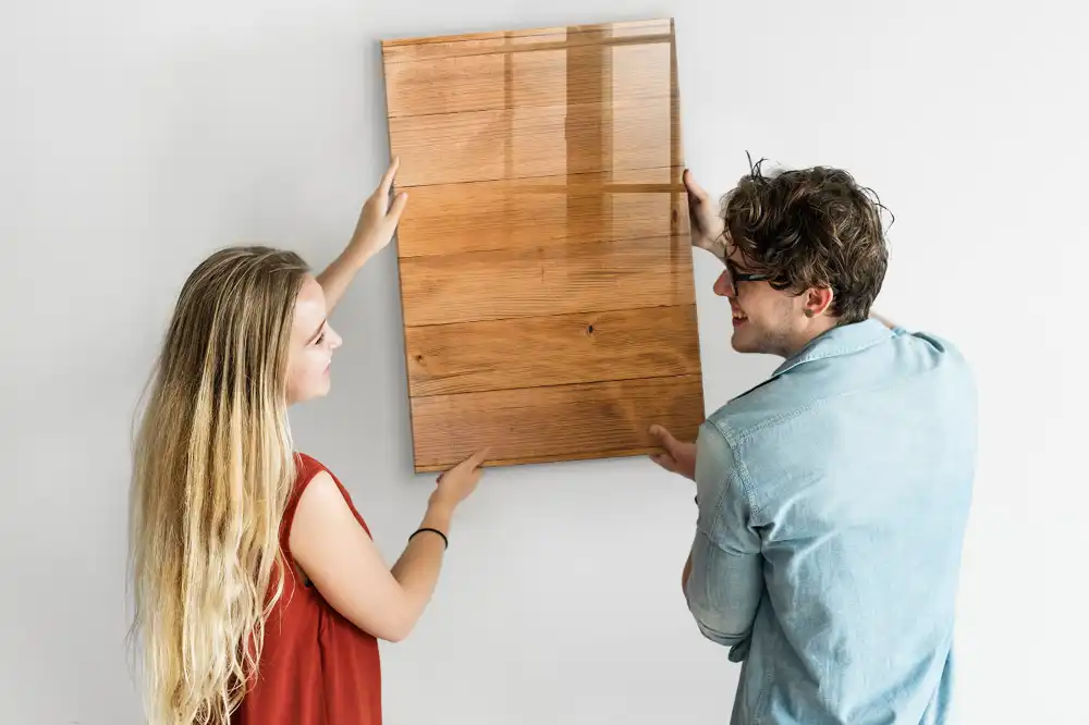 Magnetická psací tabule s dřevěným rámem pro montáž na stěnu