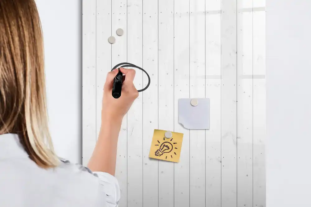 Magnetická kreslicí tabule ze surového dřeva