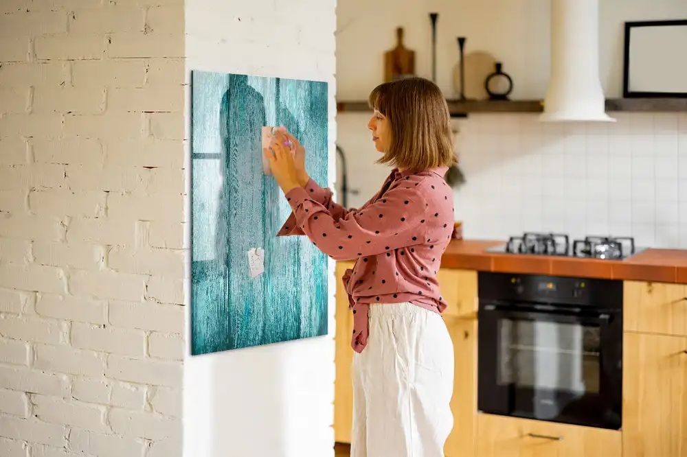 Magnetická kreslící tabule v modrém dřevěném rámu