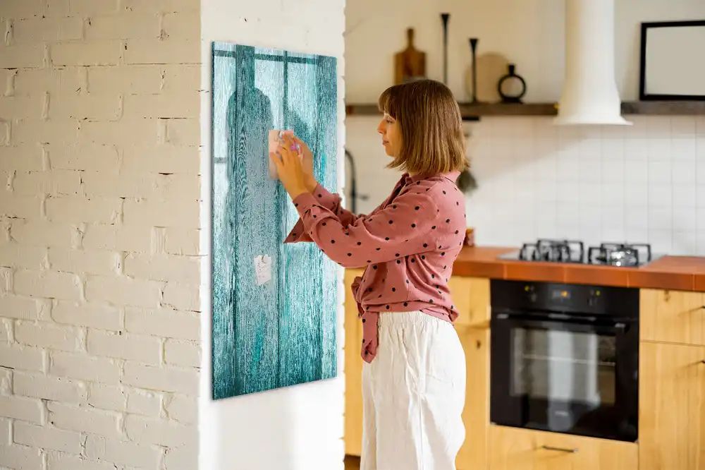Magnetická kreslící tabule v modrém dřevěném rámu
