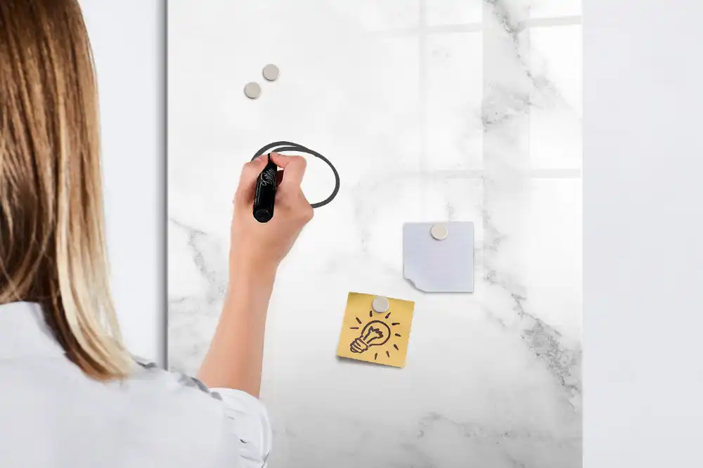 Magnetická kreslící tabule v designu klasického mramoru