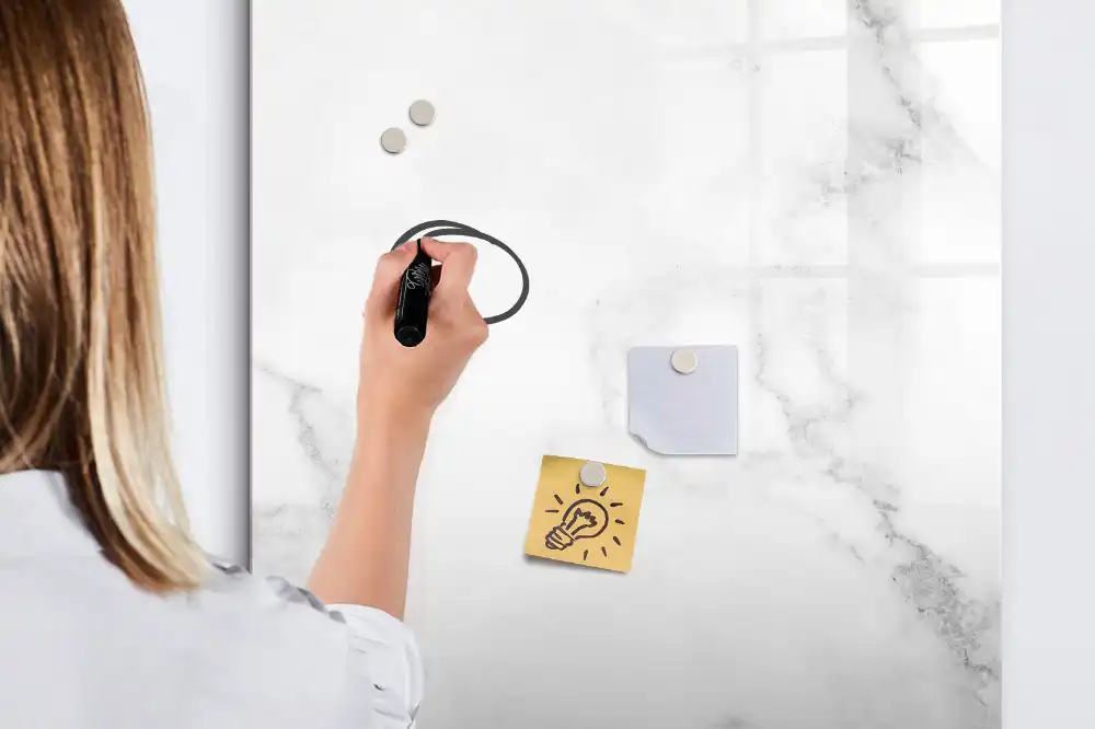 Magnetická kreslící tabule v designu klasického mramoru