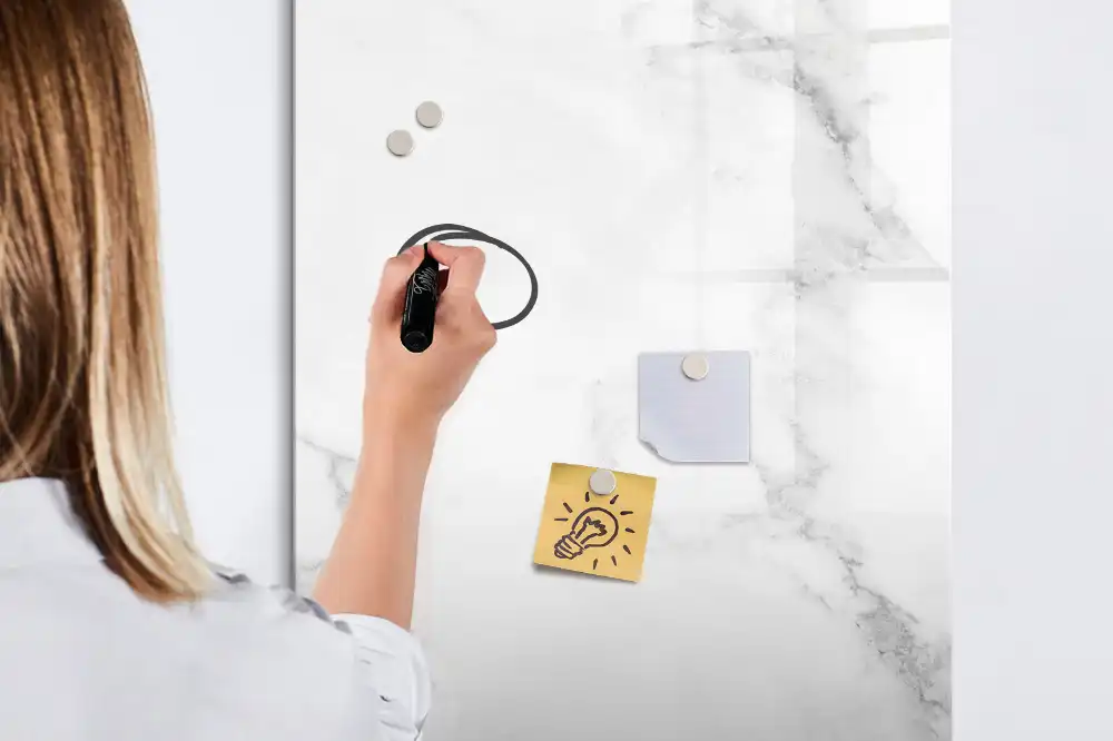 Magnetická kreslící tabule v designu klasického mramoru