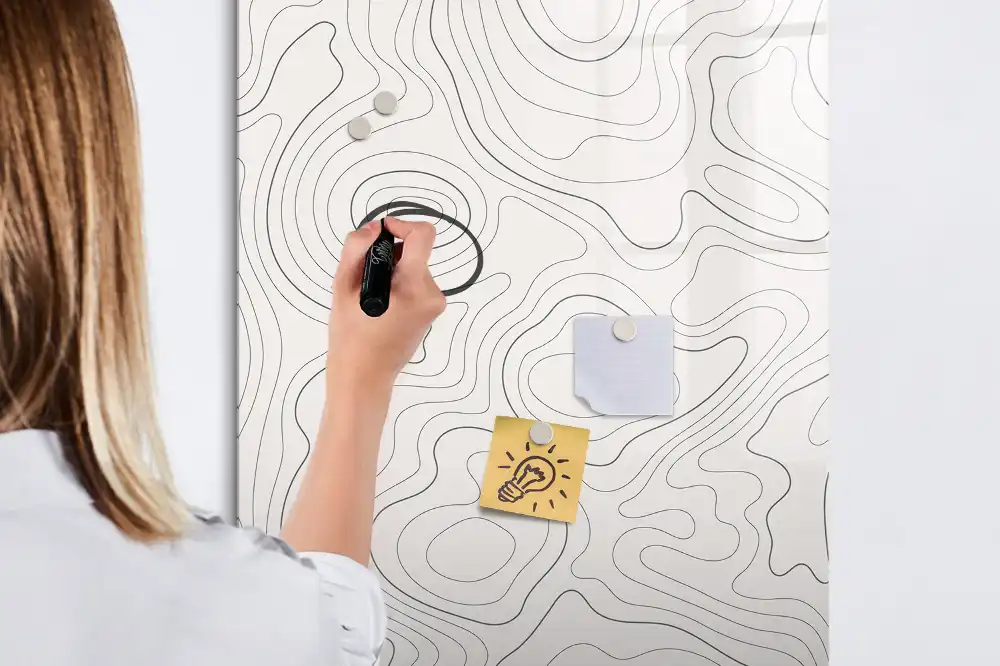 Magnetická popisovací tabule s motivem abstraktních linií