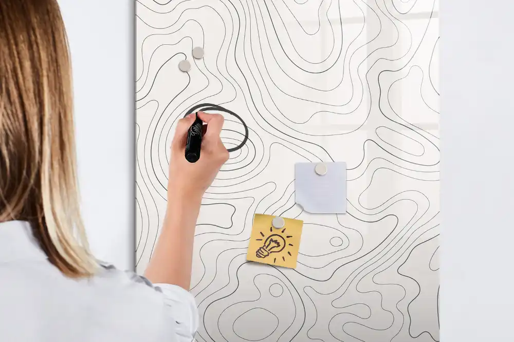 Magnetická popisovací tabule s motivem abstraktních linií