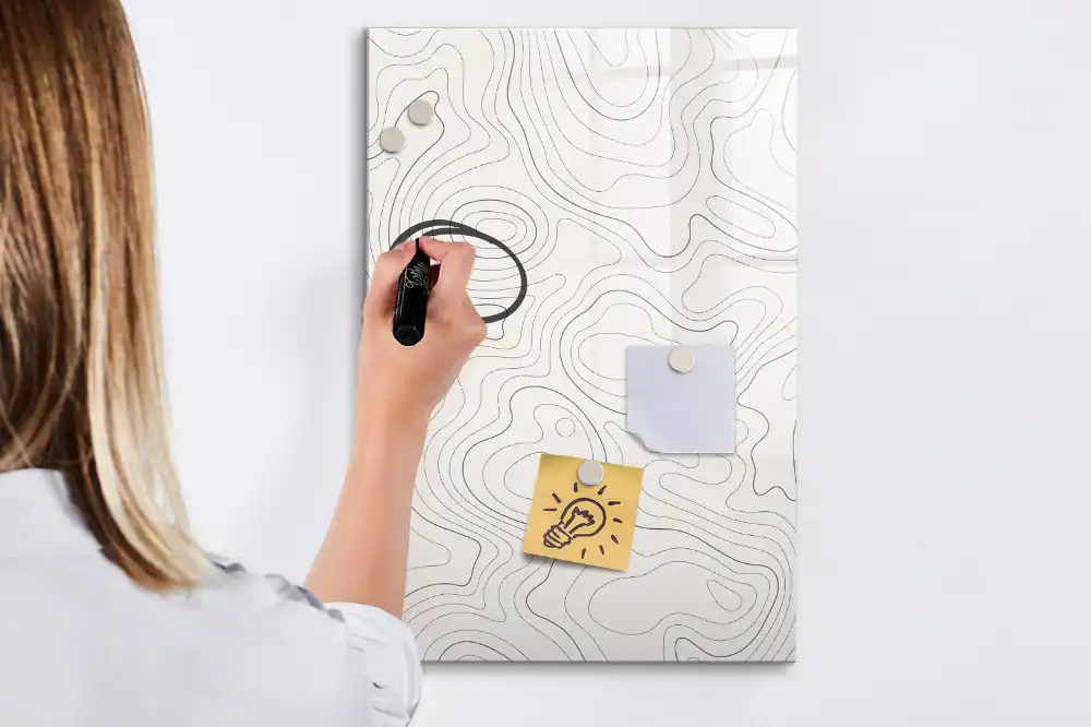 Magnetická popisovací tabule s motivem abstraktních linií