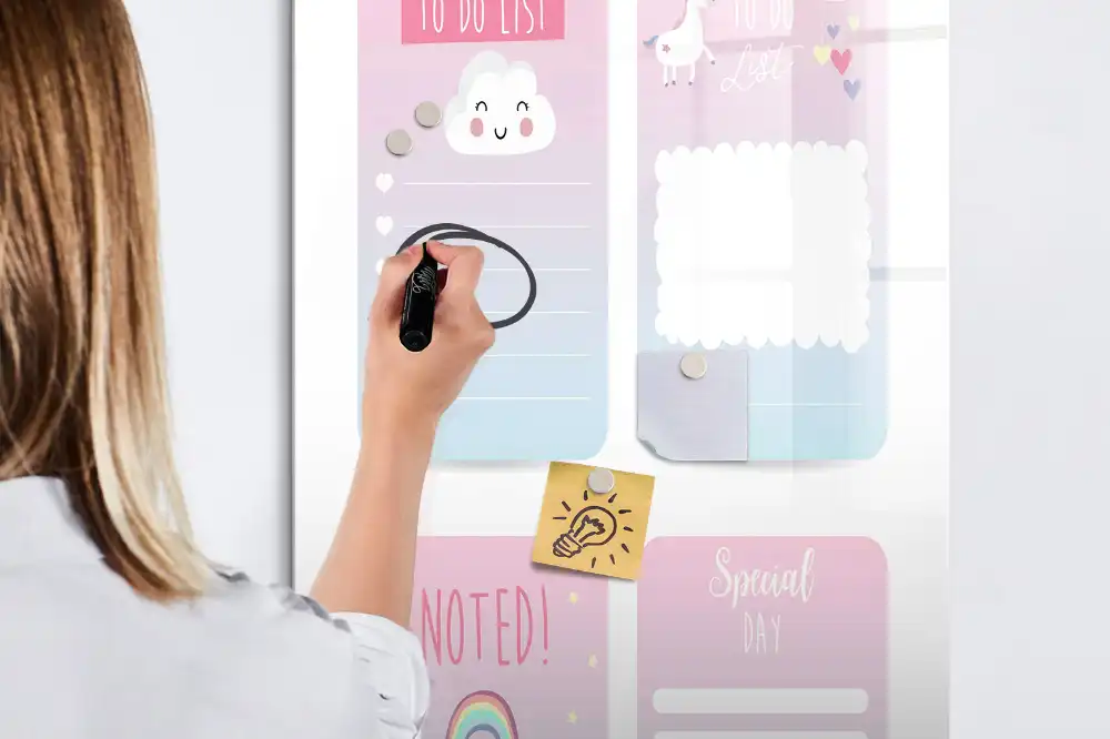 Magnetická kreslící tabule a organizér na pohádky