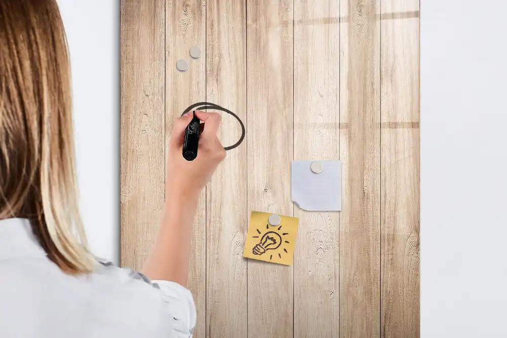 Magnetická popisovací tabule v dekoru světlého dřeva