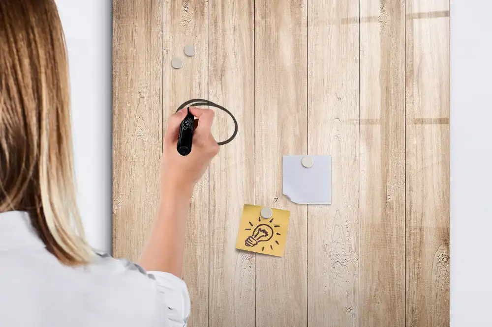 Magnetická popisovací tabule v dekoru světlého dřeva